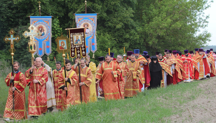 Крестный ход направляется к бывшему Свято-Макарьевскому монастырю в посёлке Рассвет Добрушского района